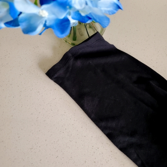 NWT long sleeved black v neck shirt - Picture 4 of 7